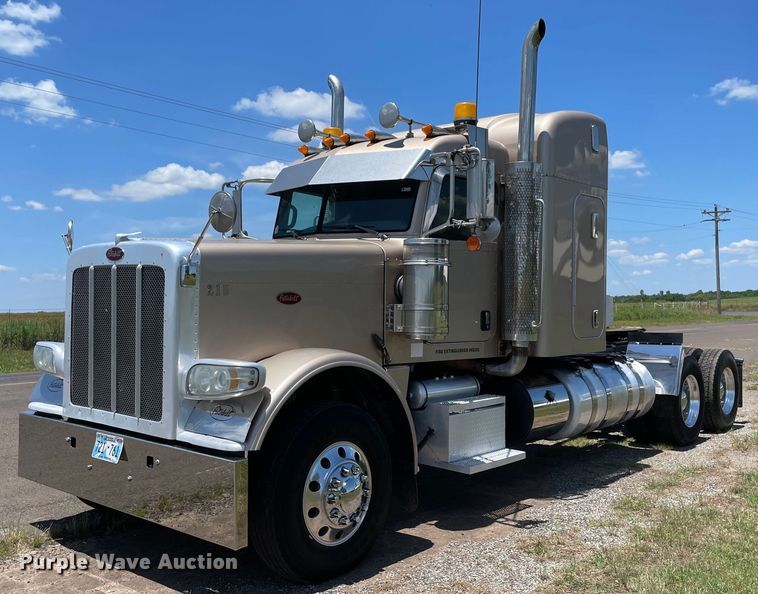 2012 Peterbilt 388  semi truck - DM0282