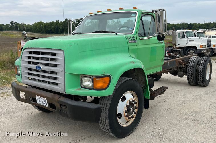 1997 Ford F800  truck cab and chassis - LB9028