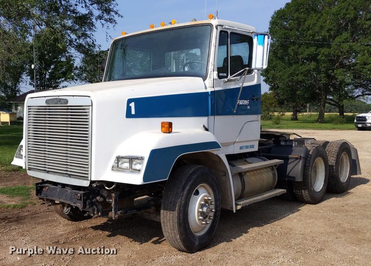 1991 Freightliner FLC  semi truck - LL9225