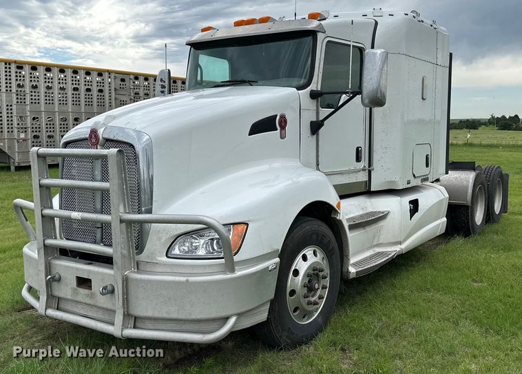 2012 Kenworth T660  semi truck - NP9728