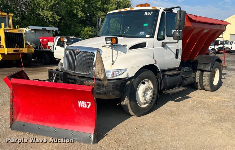 2004 International 4300  spreader truck - DS8751