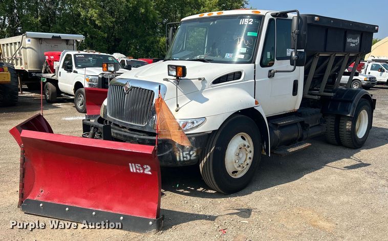 2004 International 4300  spreader truck - DS8753