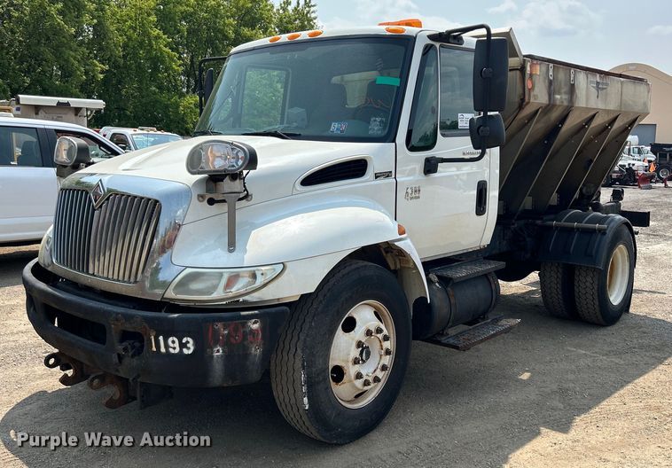 2006 International 4300  spreader truck - DS8767
