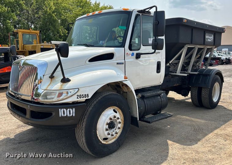 2009 International DuraStar 4300  spreader truck - DS8768