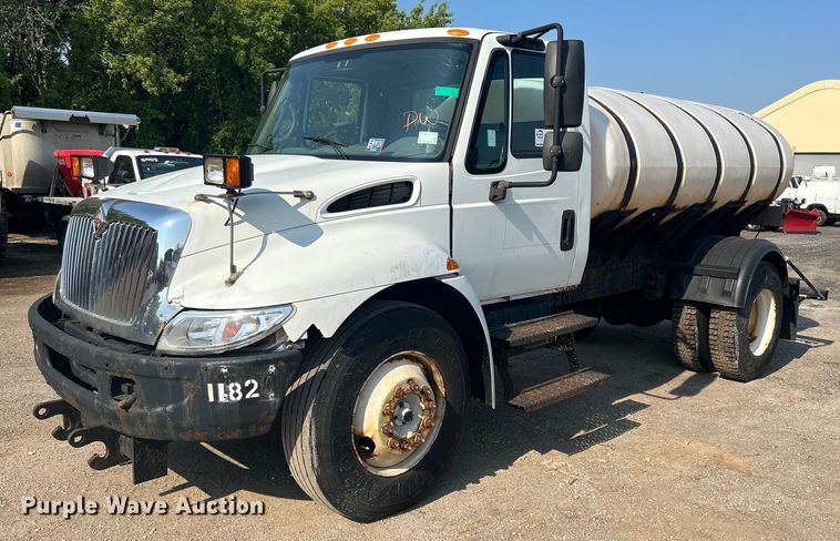 2005 International 4300  de-icer truck - DS8769