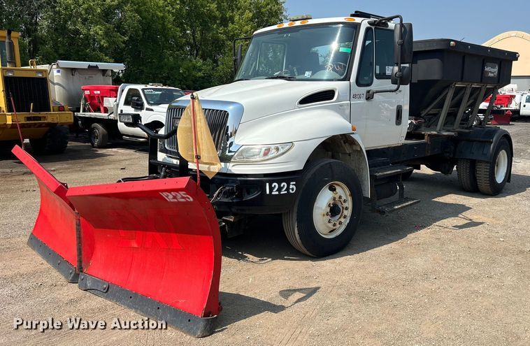 2013 International DuraStar 4300  spreader truck - DS8770