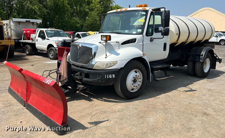2005 International 4300  de-icer truck - DS8771