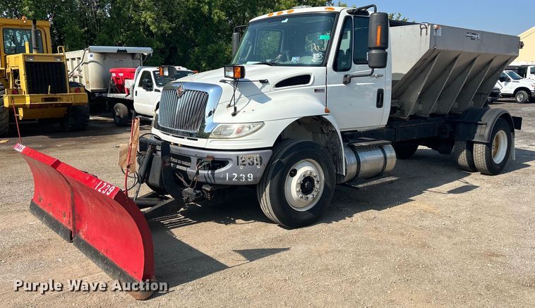 2014 International DuraStar 4300  spreader truck - DS8786