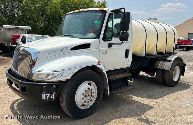2002 International 4300  de-icer truck - DS8796