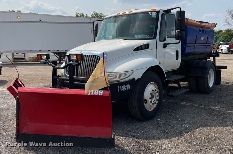 2005 International 4300  spreader truck - DS8798