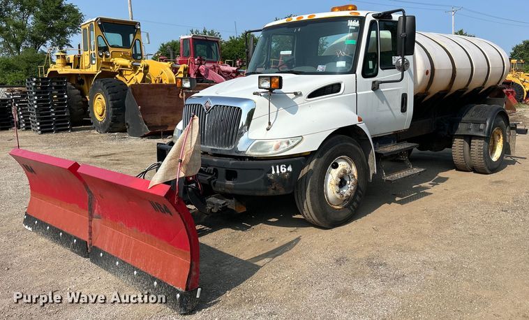 2005 International 4300  de-icer truck - DS8804