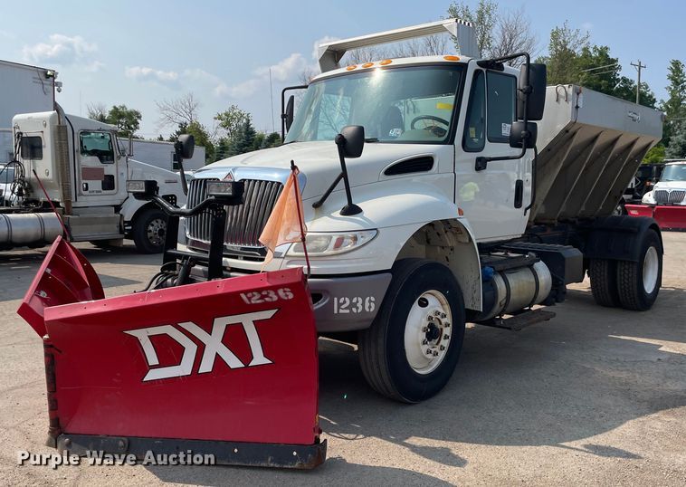 2016 International DuraStar 4300  spreader truck - DS8805
