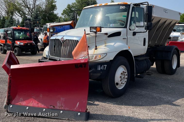 2009 International DuraStar 4300  spreader truck - DS8806