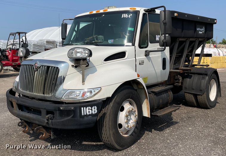 2006 International 4300  spreader truck - DS8807