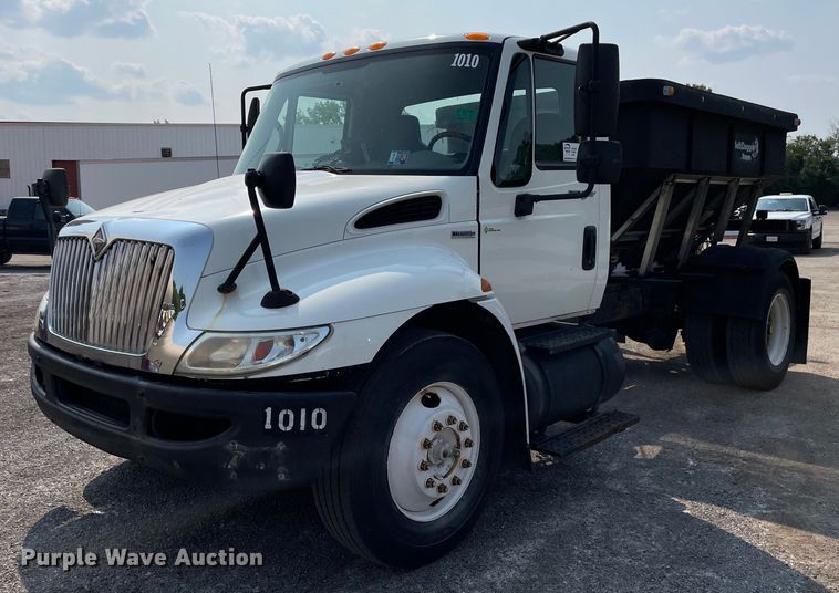 2008 International 4300  spreader truck - DS8808
