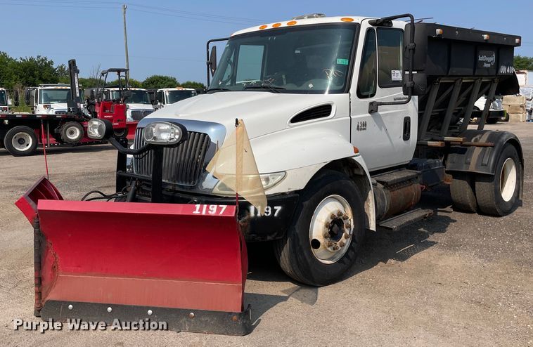 2005 International 4300  spreader truck - DS8809