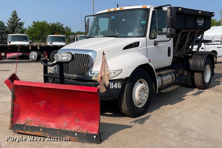 2004 International 4300  spreader truck - DS8810