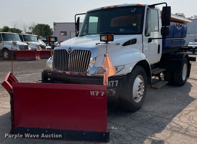 2005 International 4300  spreader truck - DS8811