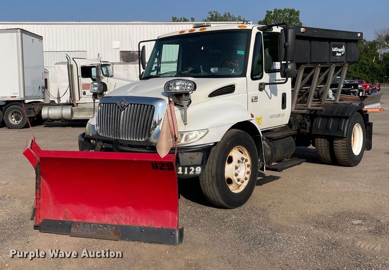 2006 International 4300  spreader truck - DS8814