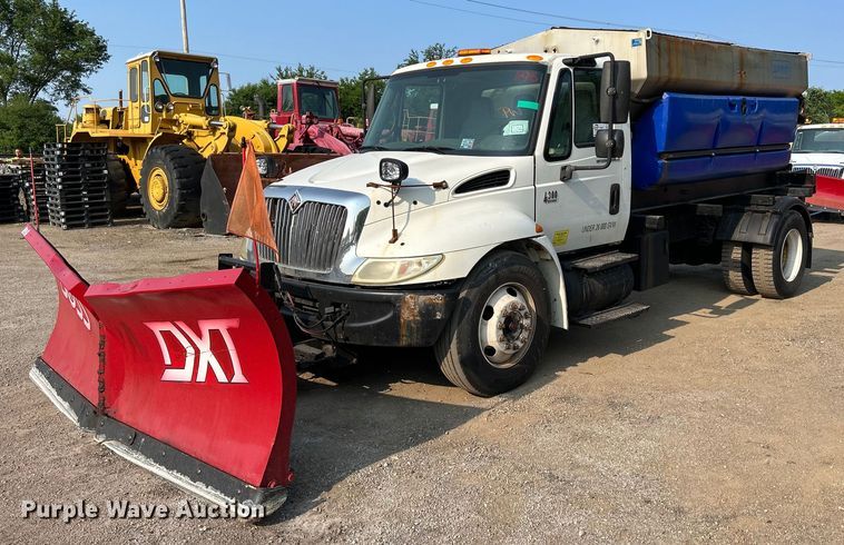 2006 International 4300  spreader truck - DS8817