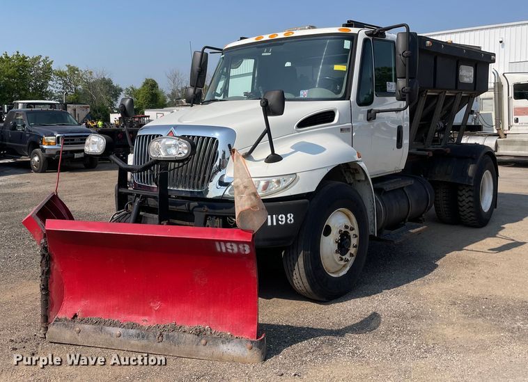 2013 International DuraStar 4300  spreader truck - DS8818