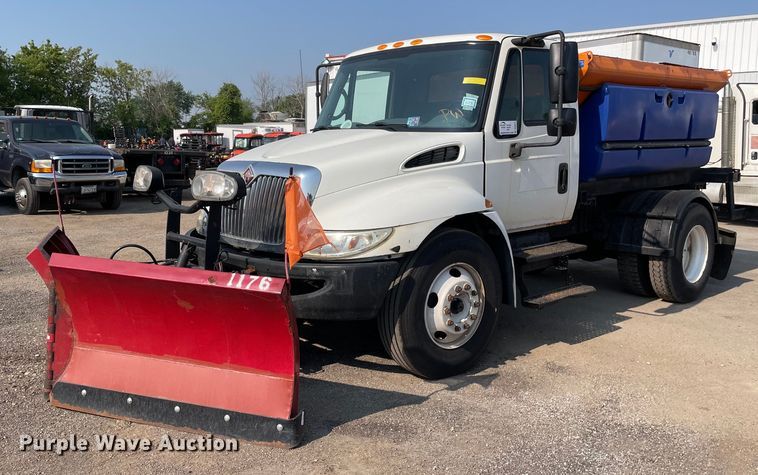 2005 International 4300  spreader truck - DS8819