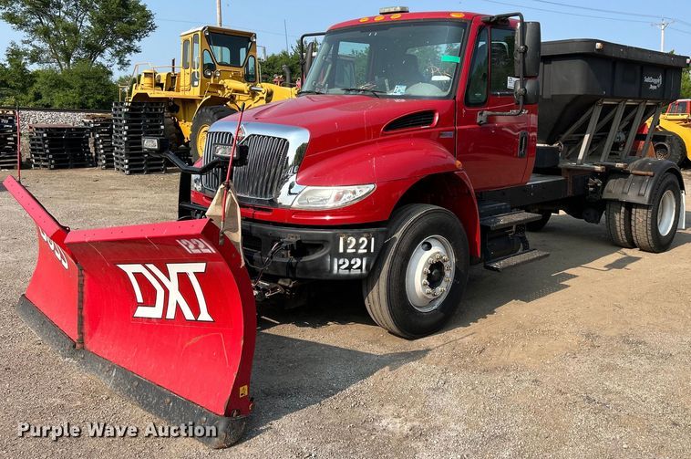 2014 International DuraStar 4300  spreader truck - DS8820