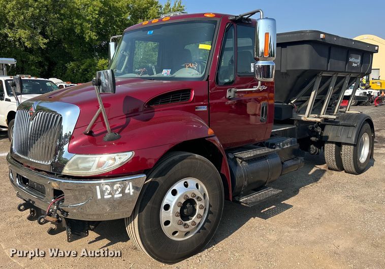 2012 International DuraStar 4300  spreader truck - DS8822