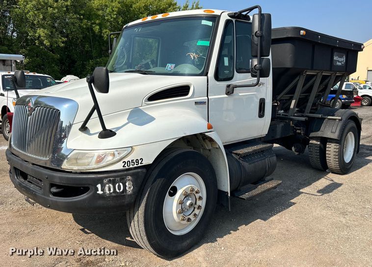 2009 International DuraStar 4300  spreader truck - DS8823