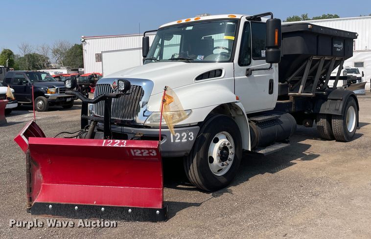 2012 International 4300  spreader truck - DS8861