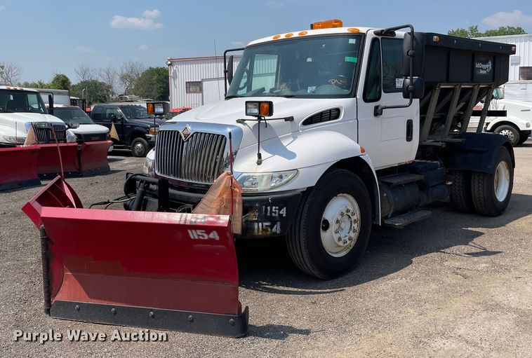 2004 International 4300  spreader truck - DS8862