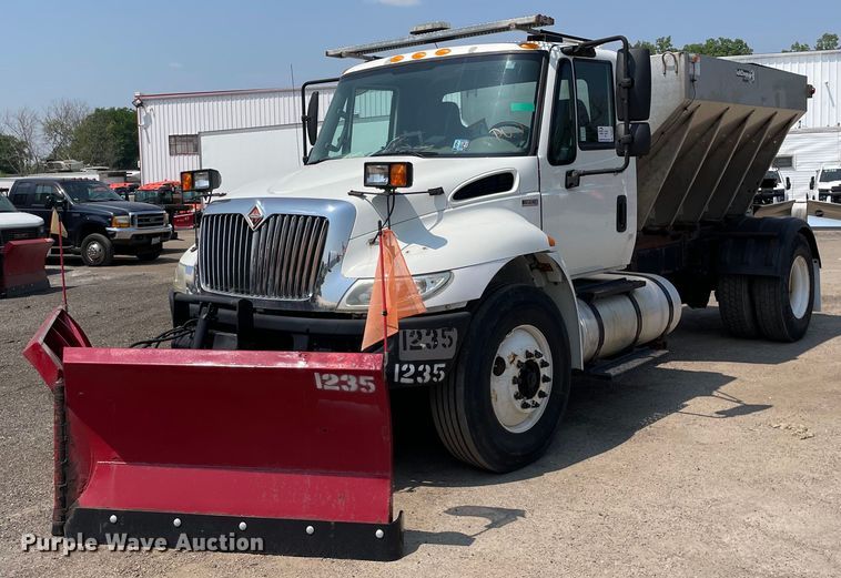 2013 International DuraStar 4300  spreader truck - DS8863