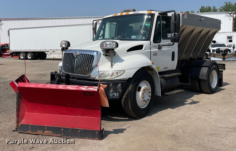 2006 International 4300  spreader truck - DS8864