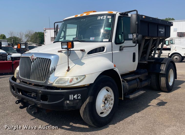 2004 International 4300  spreader truck - DS8865