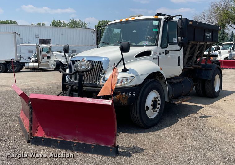 2013 International DuraStar 4300  spreader truck - DS8911
