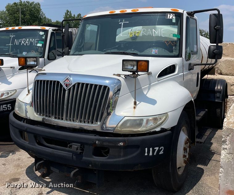 2005 International 4300  de-icer truck - DS8914