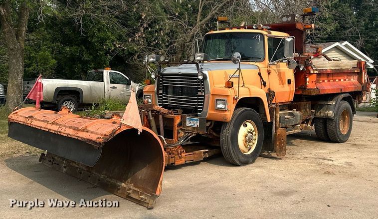 1995 Ford L8000  dump truck - AF9661