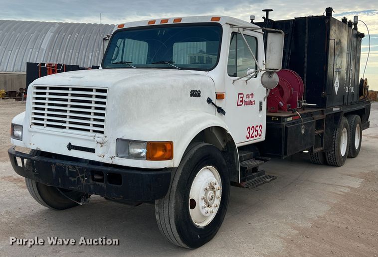1995 International 4900  fuel / lube truck - DN3100
