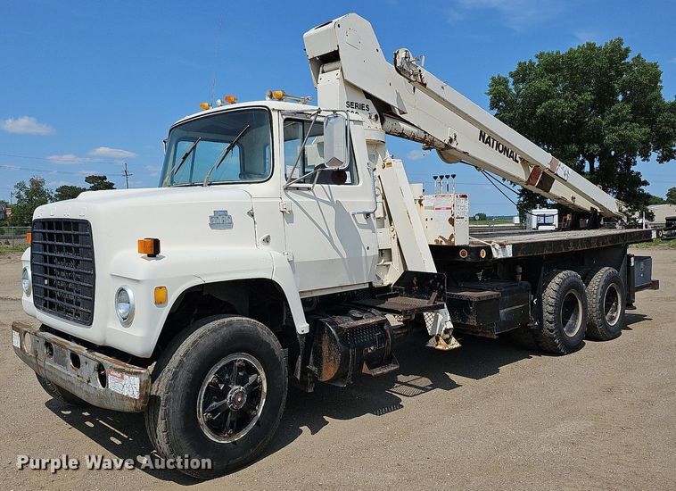 1982 Ford 8000  crane truck - DO2772
