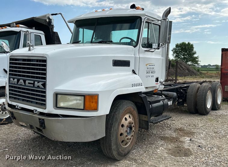 1999 Mack CH613  truck cab and chassis - DO5092