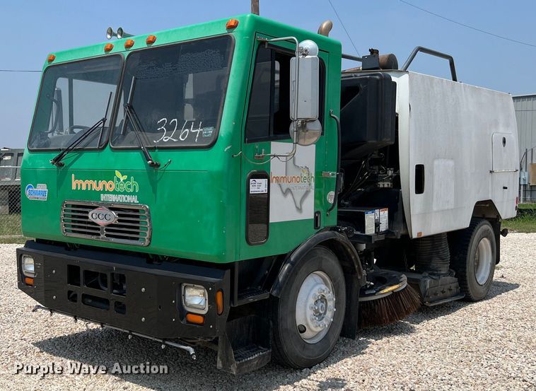 2011 Crane Carrier  street sweeper truck - DQ2112
