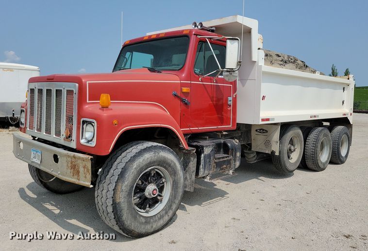1991 International F2554  dump truck - JO9211