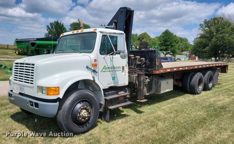 1990 International 4900  crane truck - JO9251