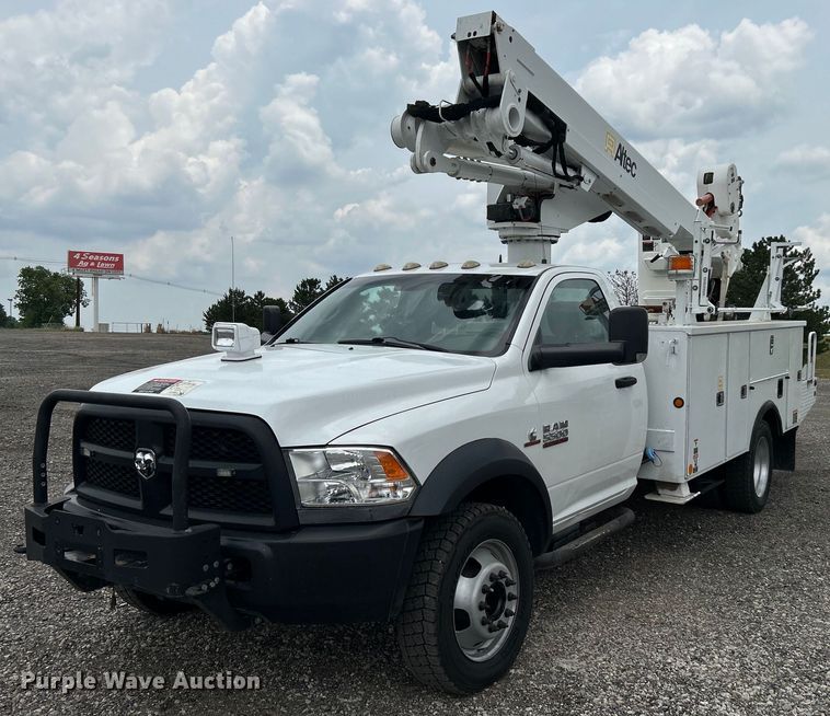 2013 Dodge Ram 5500HD  bucket truck - KW9216