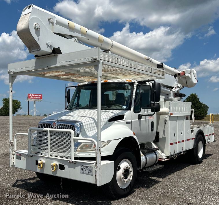 2010 International 4400  bucket truck - KW9226