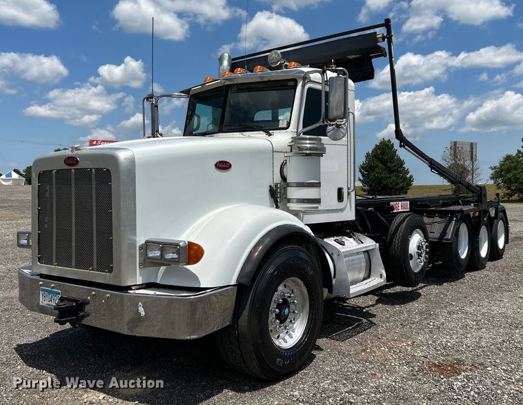 2011 Peterbilt 367  roll-off container truck - KW9227