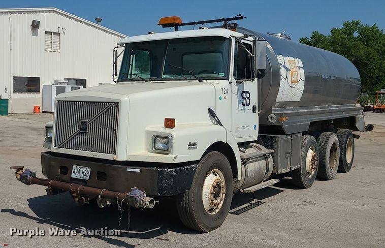 1998 Volvo WG  water truck - LE9147