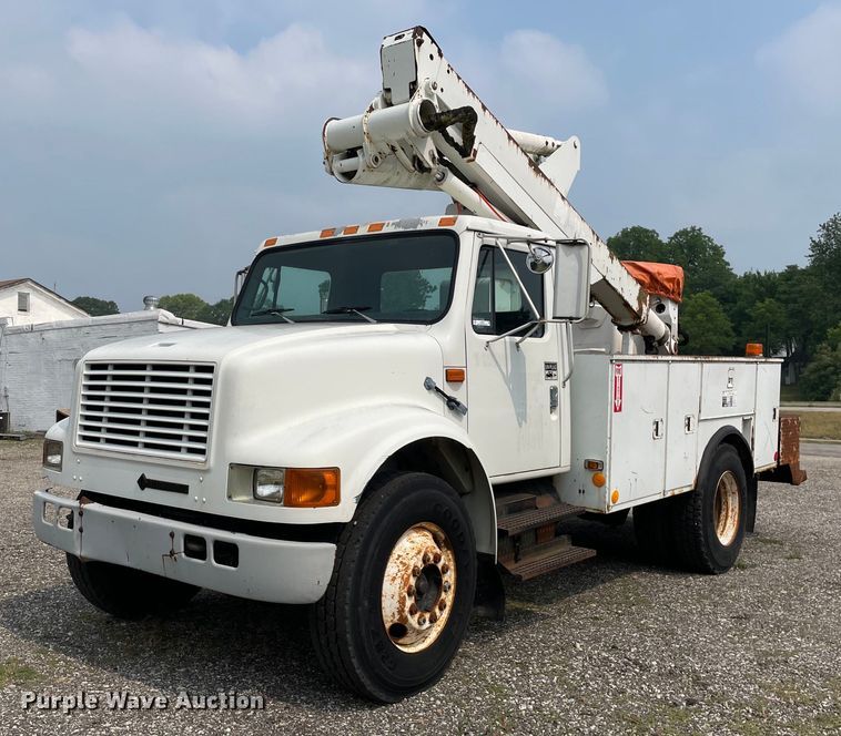 1993 International 4700  bucket truck - LJ9762
