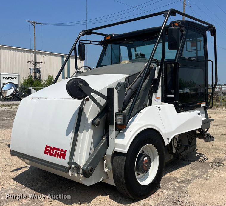 2010 Elgin Pelican NP  street sweeper - MG9313