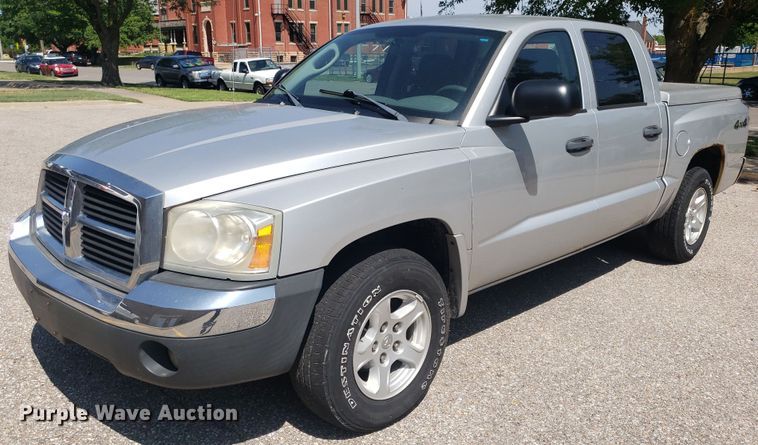 2005 Dodge Dakota  Quad Cab pickup truck - DP8074